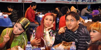 Dewi Sanca Bagikan Makan Sahur ke Pemulung