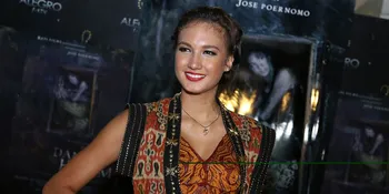 Di Antara Dua Pilihan, Nadine Chandrawinata Nggak Bisa Menjawab