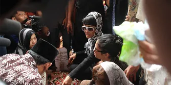 Di Atas Pusara, Julia Perez Janji Penuhi Harapan Sang Ayah