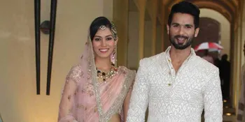 Di Balik Pose Ibu Shahid Kapoor &#38; Menantu, Ada Photobomb Heboh!