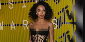 Di Depan Robert Pattinson, FKA Twigs Tampilkan Tarian Anehnya