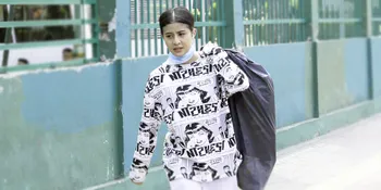 Di Tengah Aksi Bersih-bersih Sampah di DPR, Awkarin Nikmati Minum Es Cendol