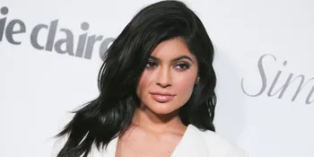 Di Tengah Hebohnya Rumor Kehamilan, Kylie Jenner Potong Rambut Jadi Pendek