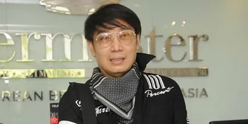 Di Tengah Pandemi, Desainer Adjie Notonegoro Bagi-Bagi Sembako ke Orang-Orang Tidak Mampu