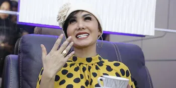 Diajak Main TikTok Bareng Anak Temannya di Kantin Sekolah, Yuni Shara Terlihat Seumuran