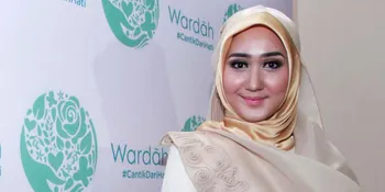 Dian Pelangi Dikabarkan Cerai Dari Tito, Ibu Tak Mau Komentar