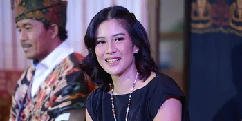 Dian Sastro Lestarikan Kain Tenun Sumba Lewat Strategi Kekinian