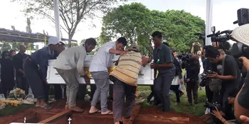 Diantar Ratusan Pelayat, Ayah Ruben Onsu Dimakamkan