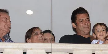 Dibebaskan Bersyarat Dari Penjara, Kepulangan Salman Khan Disambut Hangat Keluarga