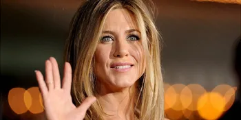 Dibilang Hamil, Jennifer Aniston 'Pamer' Perut Seksi
