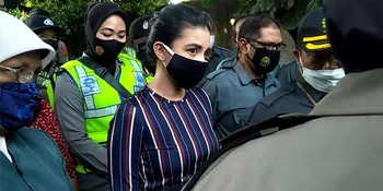 Didampingi Polisi, Tsania Marwa Sambangi Rumah Atalarik Syach Jemput Dua Anaknya
