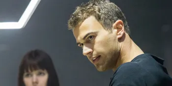 Digilai Wanita, Theo James Malah Tertarik Perankan Superhero Gay