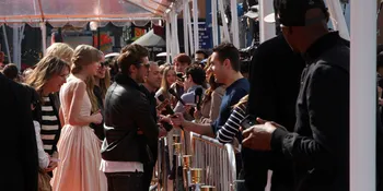 Digosipin Pacaran, Taylor Swift Dan Zac Efron Malah Nyanyi Bareng