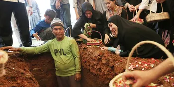 Diguyur Hujan, Nindy Tak Kuasa Tahan Tangis di Pemakaman Ayahanda