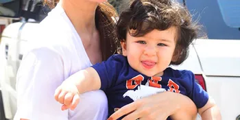 Dihadang Paparazzi di Depan Rumah, Taimur Ali Khan Balas Sapa Dengan Ramah