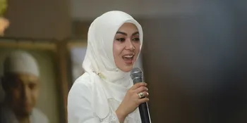 Dihempas Gosip Miring, Syahrini Pamer Momen Tarawih di Rumah