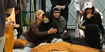 Diiringi Isak Tangis Karina Ranau, Jenazah Epy Kusnandar Tiba di Rumah Duka Jagakarsa