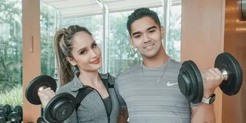 Diisukan Pacaran, Cinta Laura Kepergok Gandengan Tangan dengan Atlet Jetski Aero Aswar di Pantai