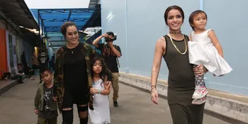 Dijenguk Ketiga Anaknya, Sheila Marcia Ingin Cepat Pulang