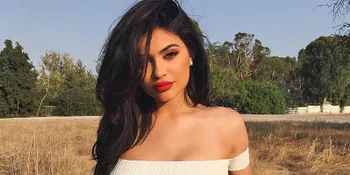 Dikabarkan Berbadan Dua, Benarkah Kylie Jenner Hamil Dengan Kekasihnya?