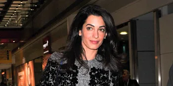 Dikabarkan Cerai, Amal Clooney Malah Pasang Senyum Lebar