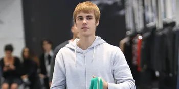 Dikabarkan Menikah, Justin Bieber Cium & Peluk Mesra Hailey Baldwin