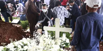 Dikebumikan Siang Tadi, Lagu 'Widuri' Iringi Pemakaman Bob Tutupoly