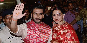 Dikerubungi Massa, Deepika Padukone Diselamatkan Ranveer Singh dengan Romantis