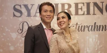 Diliatin Reino Barack di Dapur, Syahrini 'Ambyar' Saat Bikin Dessert