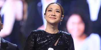 Dilingkupi Rindu, Bunga Citra Lestari Unggah Momen Mesra Dengan Ciuman Bersama Mendiang Suami