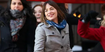 Dimabuk Cinta, Dakota Johnson Gandeng Mesra Sang Pacar