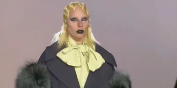 Dingin dan Tenang, Saat Lady Gaga Melenggang di Atas Catwalk