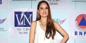 Dinner Romantis Sama Bule Ganteng, Inikah Pacar Baru Cinta Laura?