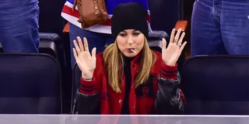 Dipeluk &#38; Dicium Justin Bieber, Hailey Baldwin Pamer Senyum Sumringah