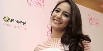 Dipeluk Mesra Pevita Pearce, Makhluk Ini Paling Beruntung Sedunia