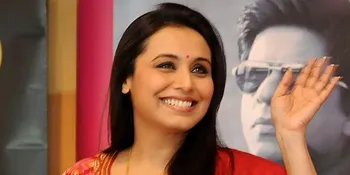 Dirangkul Akrab, Rani Mukherjee Pose Bareng Pria 'Pahlawannya'