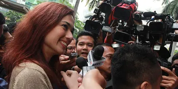 Diserbu Awak Media, Catherine Wilson Teriak Kesakitan