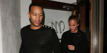 Disorot Kamera, Chrissy Teigen dan John Legend Ciuman Mesra