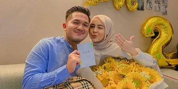 Ditemani Calon Suami, Begini Potret Bahagia Kesha Ratuliu Ikuti Prosesi Wisuda Online