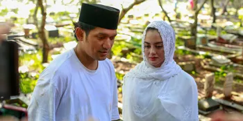 Ditemani Ririn Ekawati, Ibnu Jamil Tegar Antar Sang Ayah ke Peristirahatan Terakhir