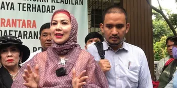 Ditemani Roro Fitria, Venna Melinda Hadiri Sidang Cerai dari Ferry Irawan