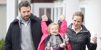 Dituduh Selingkuh, Ben Affleck Hangout Bareng Garner &#38; Anaknya