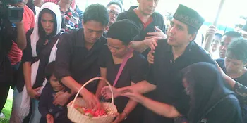 Dituntun, Gugun Gondrong Tabur Bunga di Makam Ayah