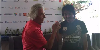 Diundang Budjana, John McLaughlin Mau Tampil di Bali &#38; Beri Gitar