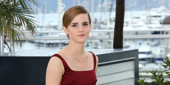 Saat Wisuda, Emma Watson Dikuntit Perempuan Paruh Baya