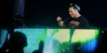 DJ Tiesto Sukses Bikin Wanita Jakarta Gerah