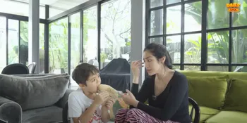 Doyan Beli Jajanan Pinggir Jalan, El Barack Alexander Ajak Teman-temannya Ikutan Challenge Seru