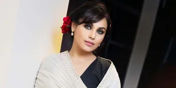 Dress Pink Dipadu Heels Orange, Rani Mukherjee Tetap Cantik?