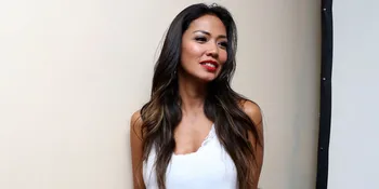 Dua Anak Bule Shanty Suka Makan Sayur Asem dan Sop Buntut