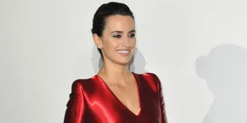 Dua Bulan Pasca Lahiran, Penelope Cruz PD Topless di Pantai